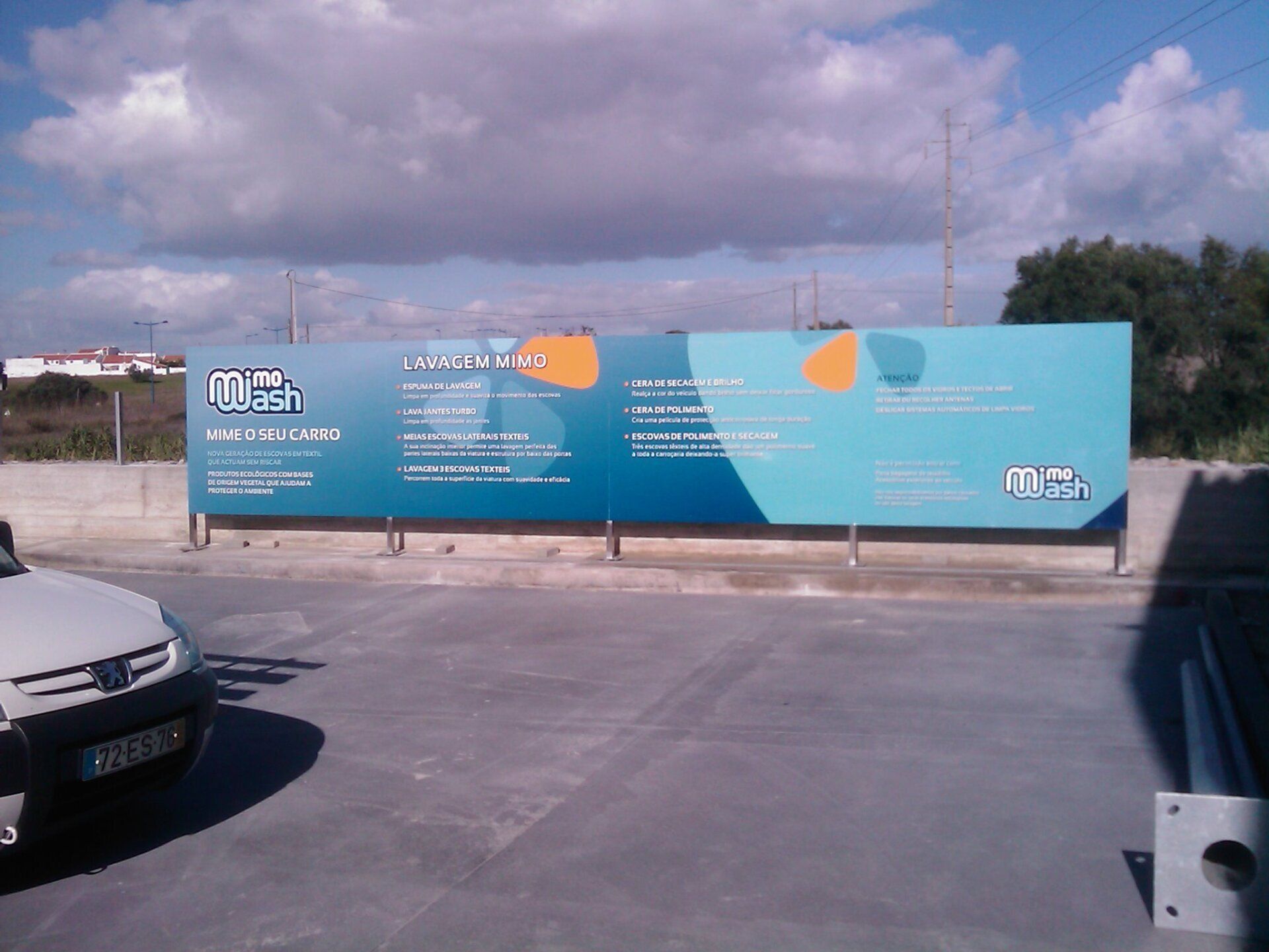 outdoor publicitario exterior em aluminio compósito decorado em vinil