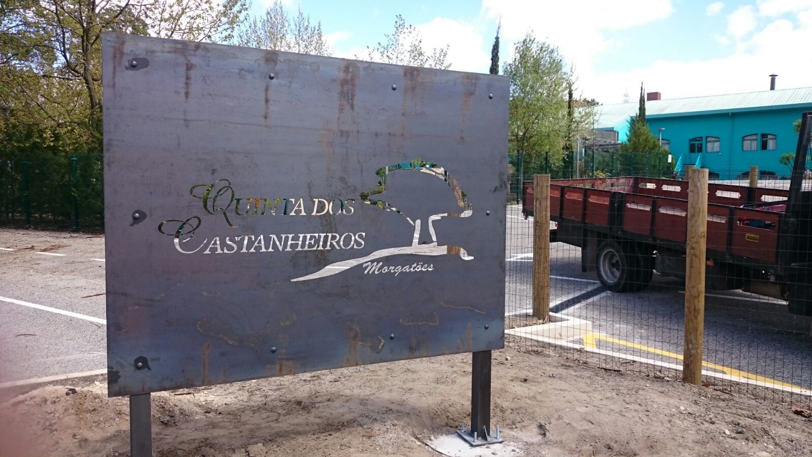 placard em aço corten recortado a laser com iluminação posterior