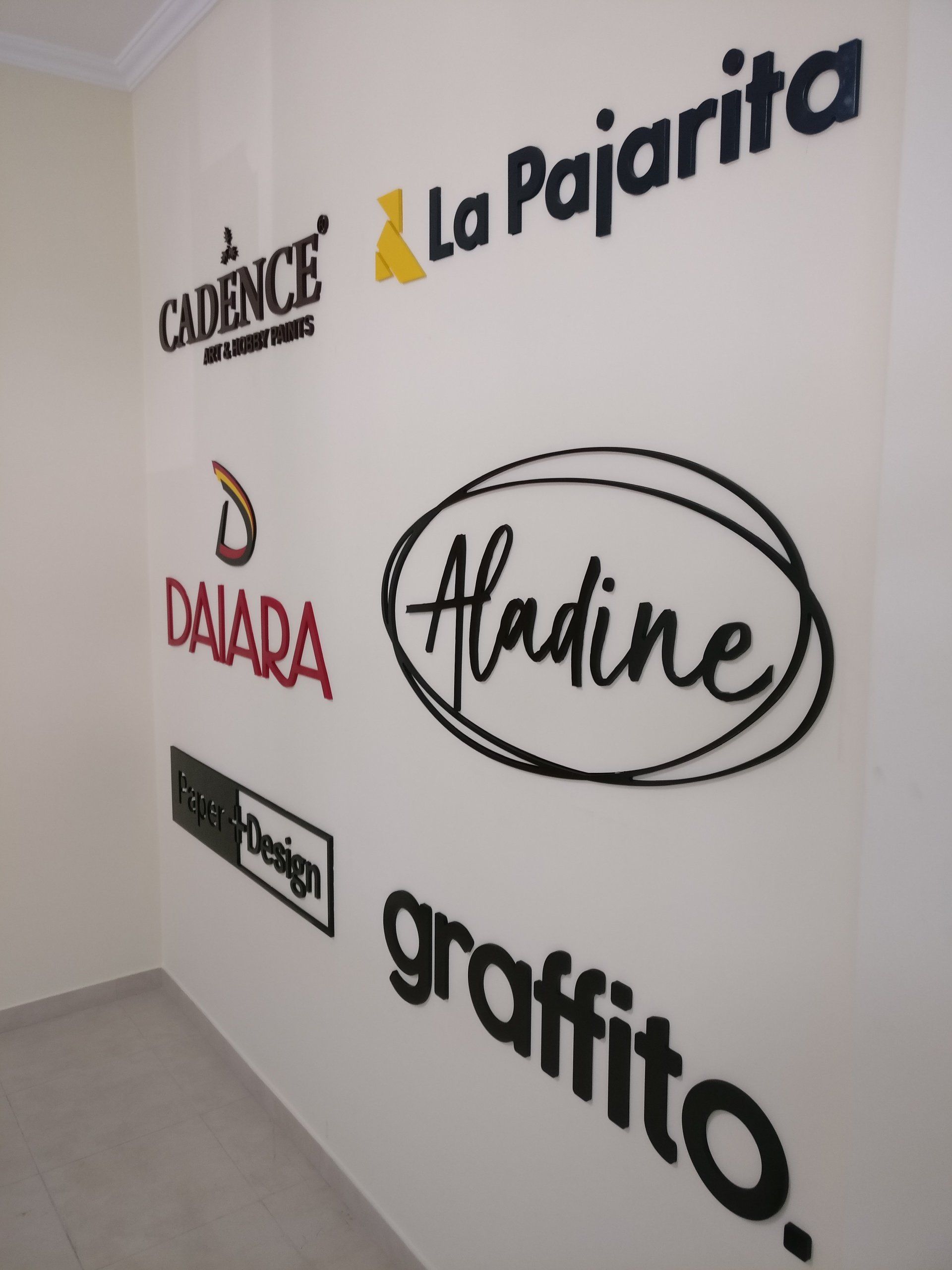 letras monobloco em pvc recortado em cnc pintado