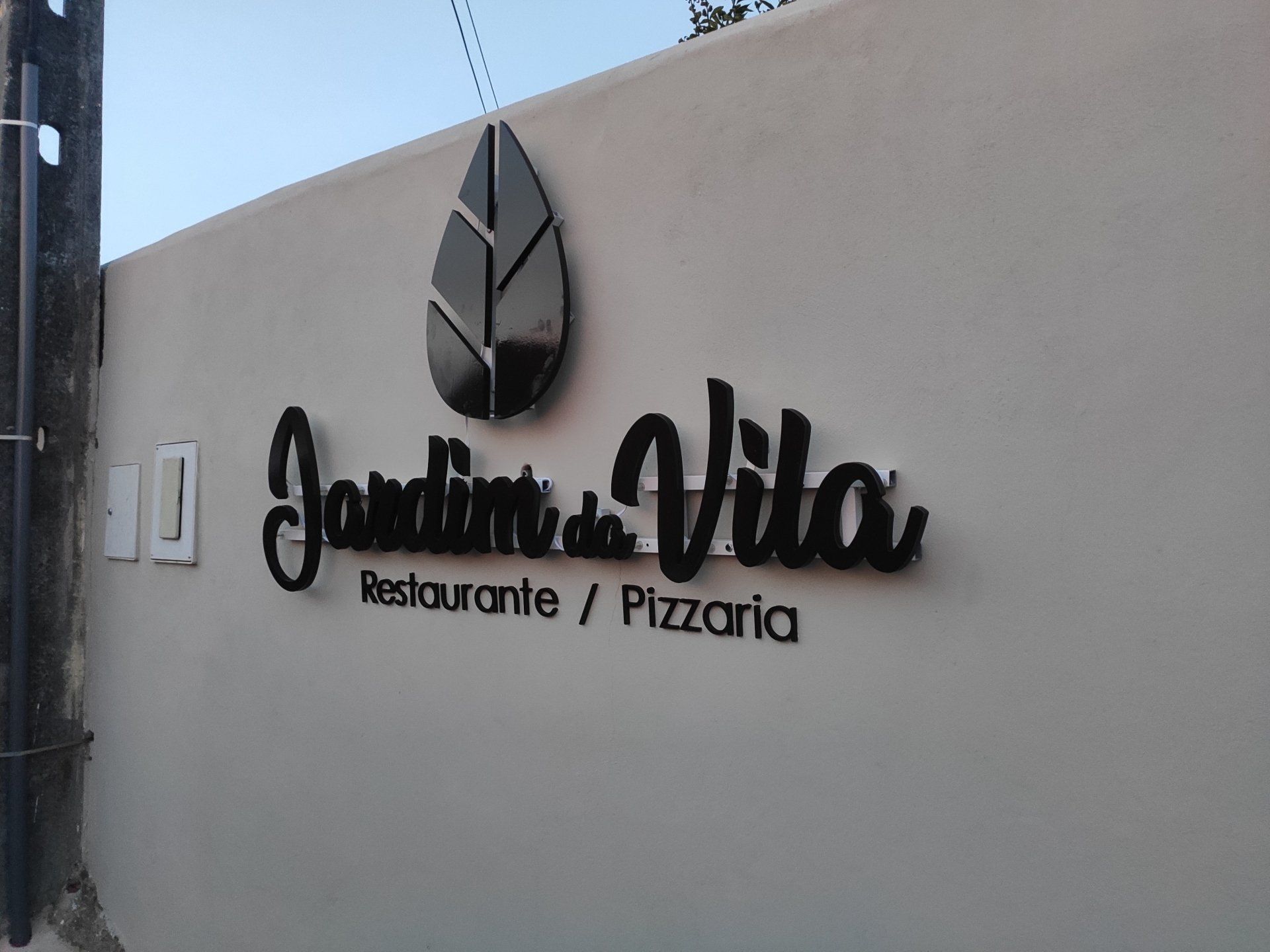 letras monobloco em pvc recortado em cnc pintado com iluminação posterior