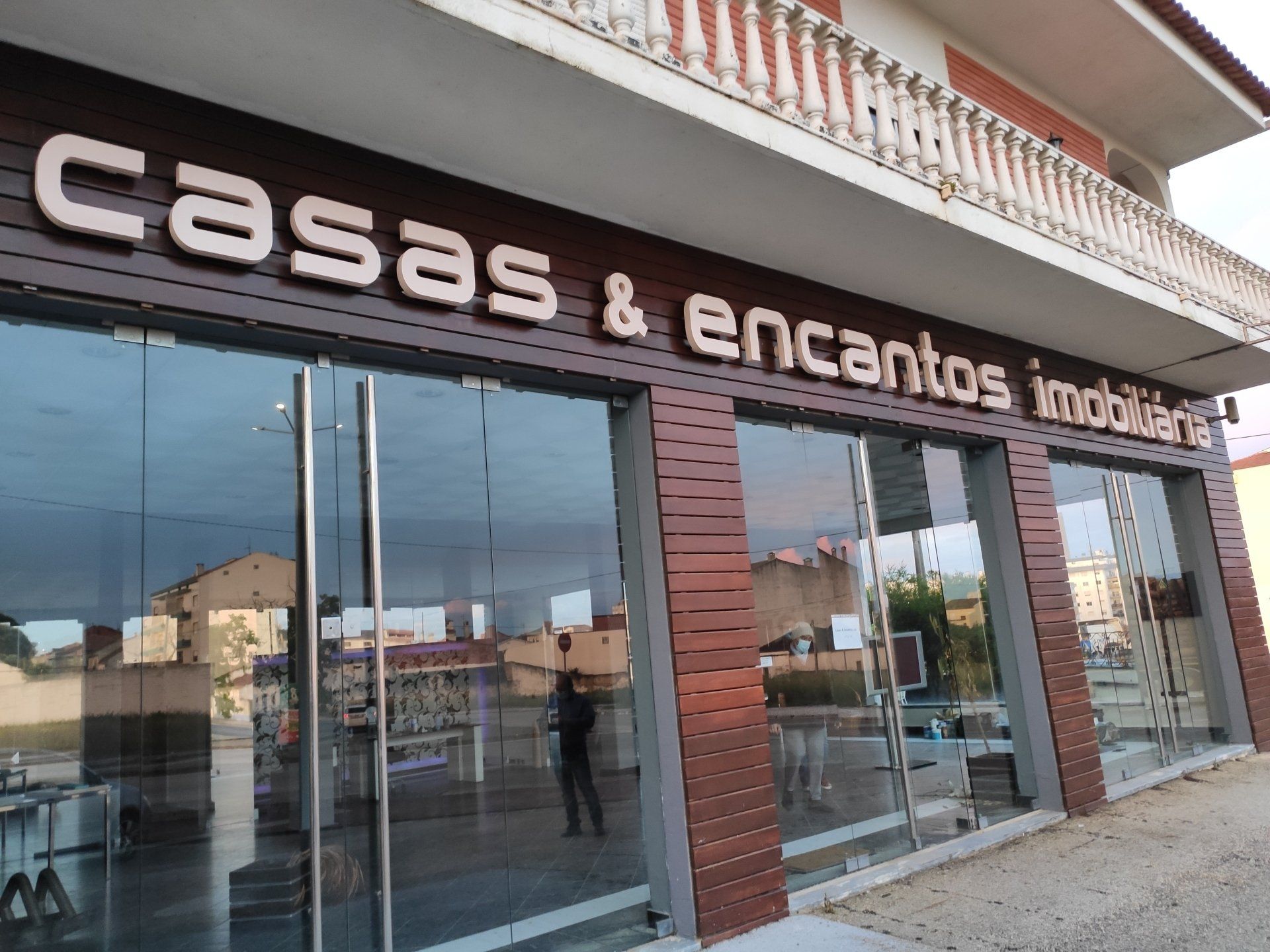 letras monobloco em poliestireno recortado em cnc pintado
