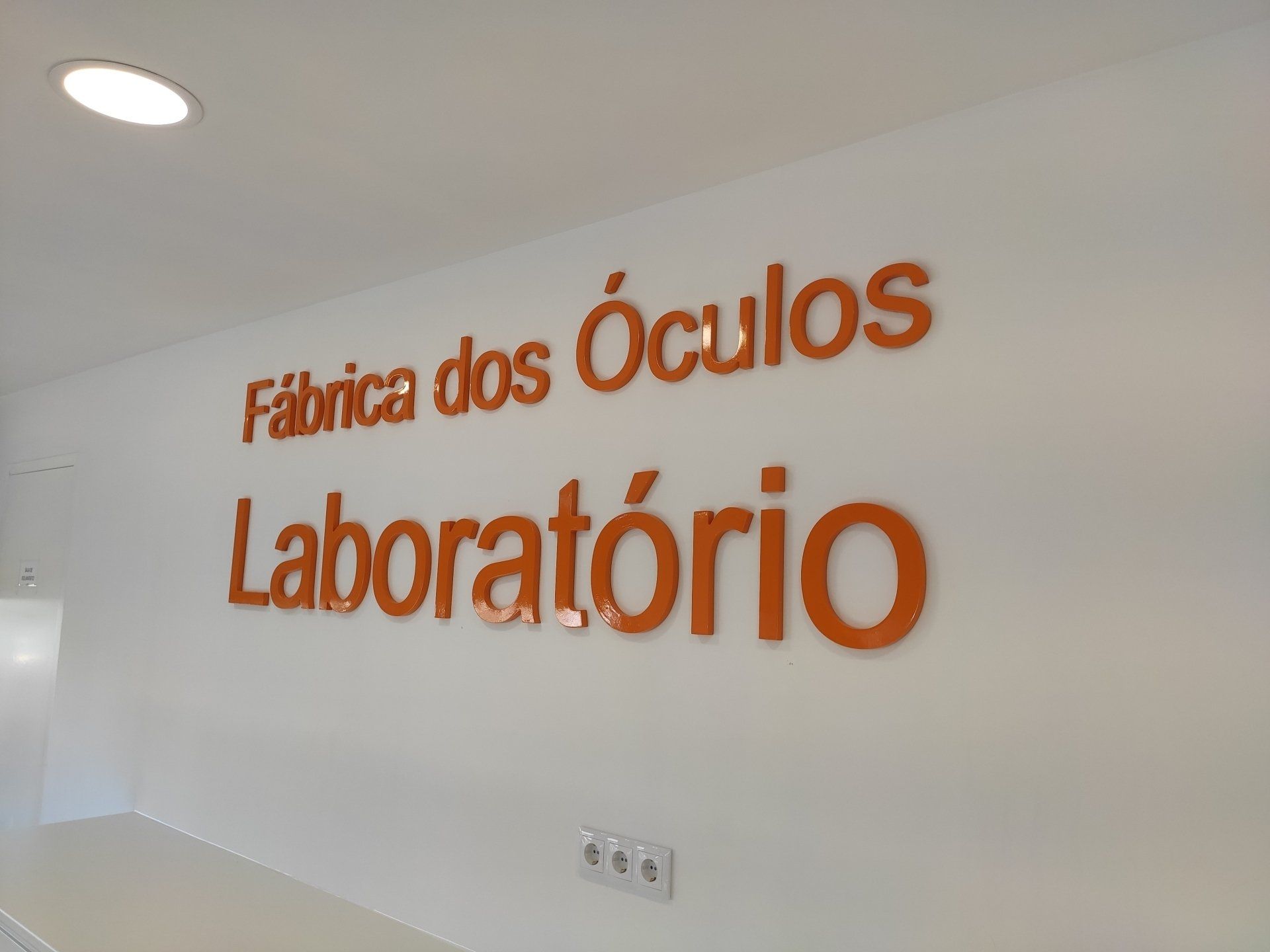 letras monobloco em pvc recortado em cnc pintado