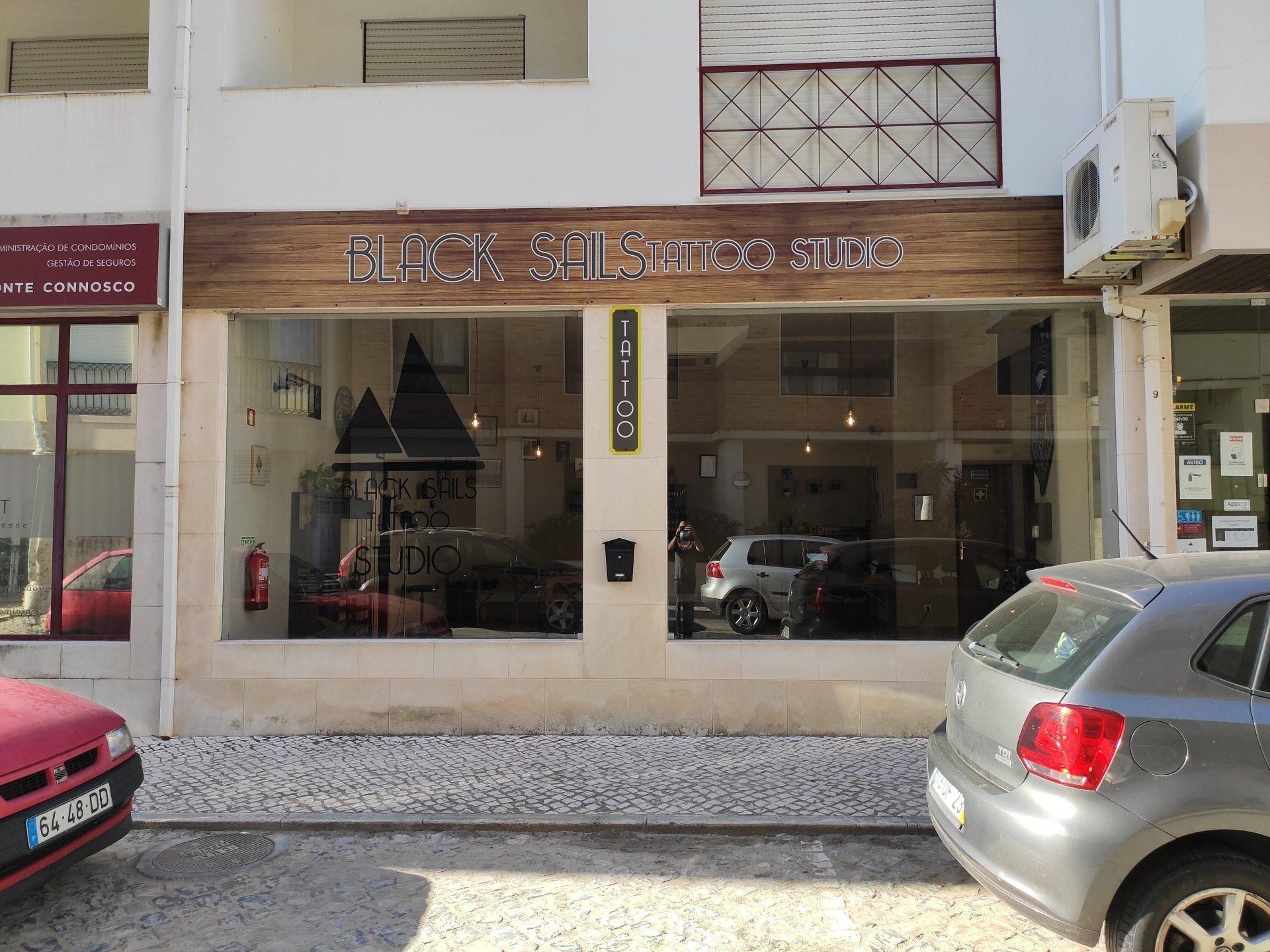 placard publicitario exterior em aluminio compósito decorado em vinil