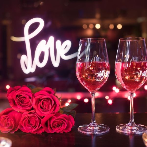 Two wine glasses, red roses, 