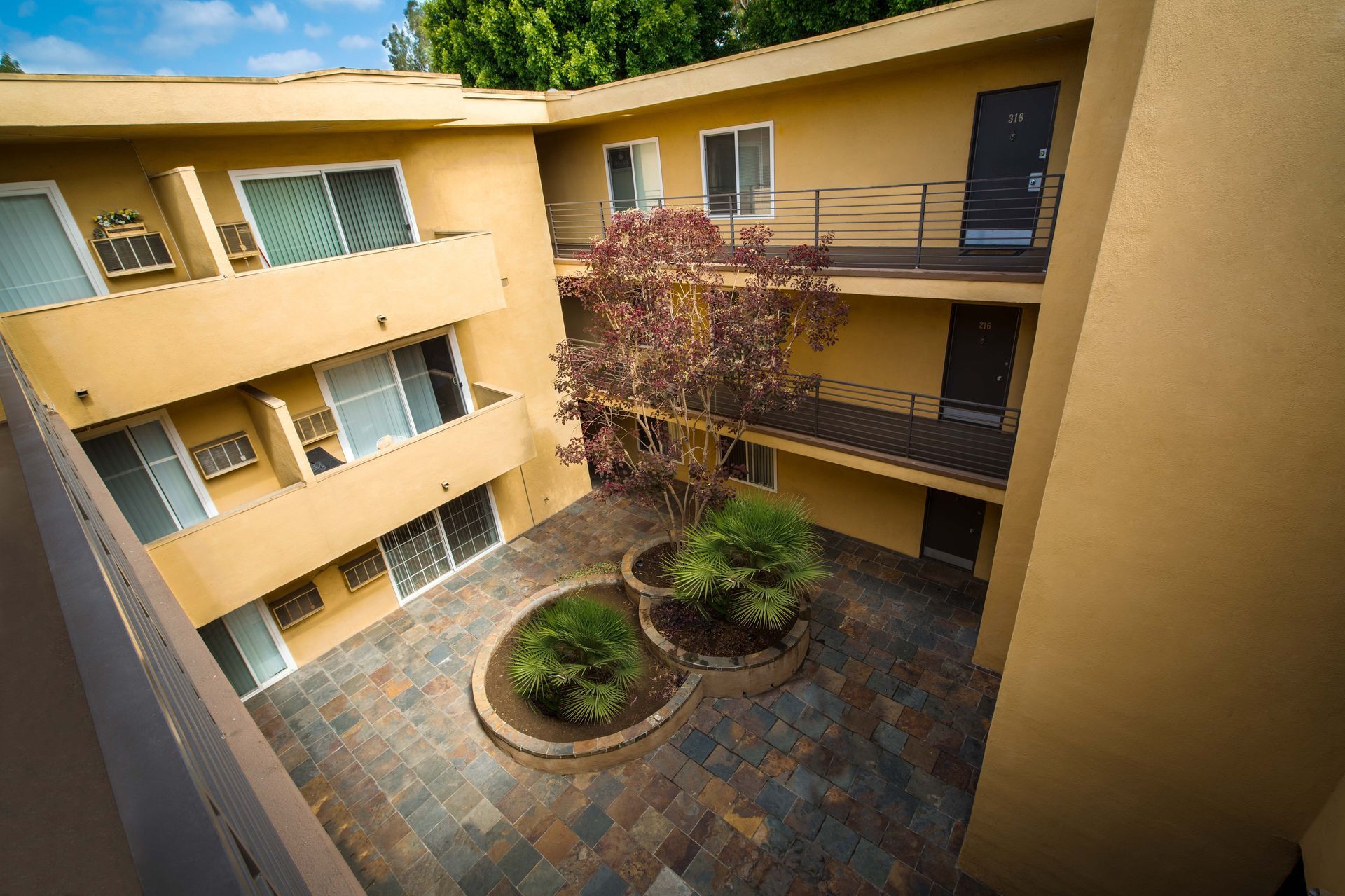 Hollywood Colony, Studio - Image 6