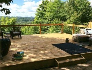 une terrasse en bois avec vue sur une forêt