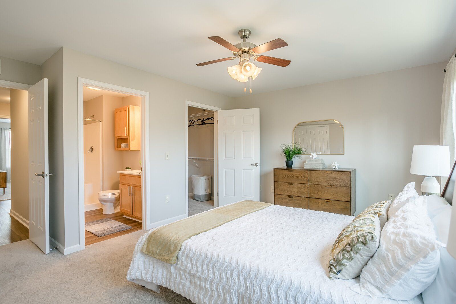 Primary bedroom with en suite bathroom and walk-in closet