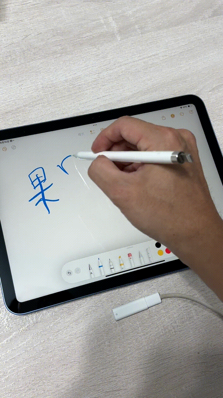 Apple pencil要拔掉充電線才能書寫