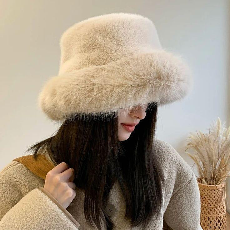 Beige Faux Fur Bucket Hat – Zachte Plush Winter Hoed – 100% Polyester – One Size