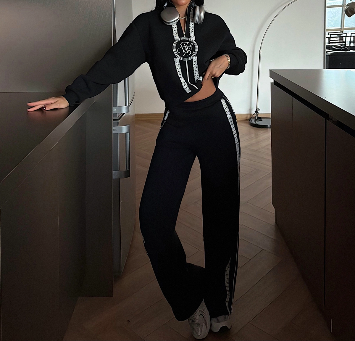Zwarte twee-delige luxe co-ord comfy lounge-wear set met borduursel