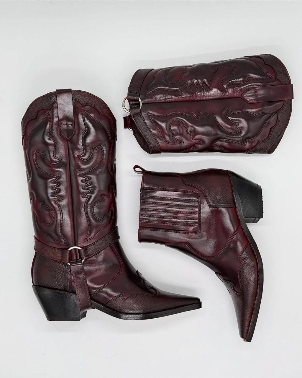 bota con diseño color marrón y rojo oscuro