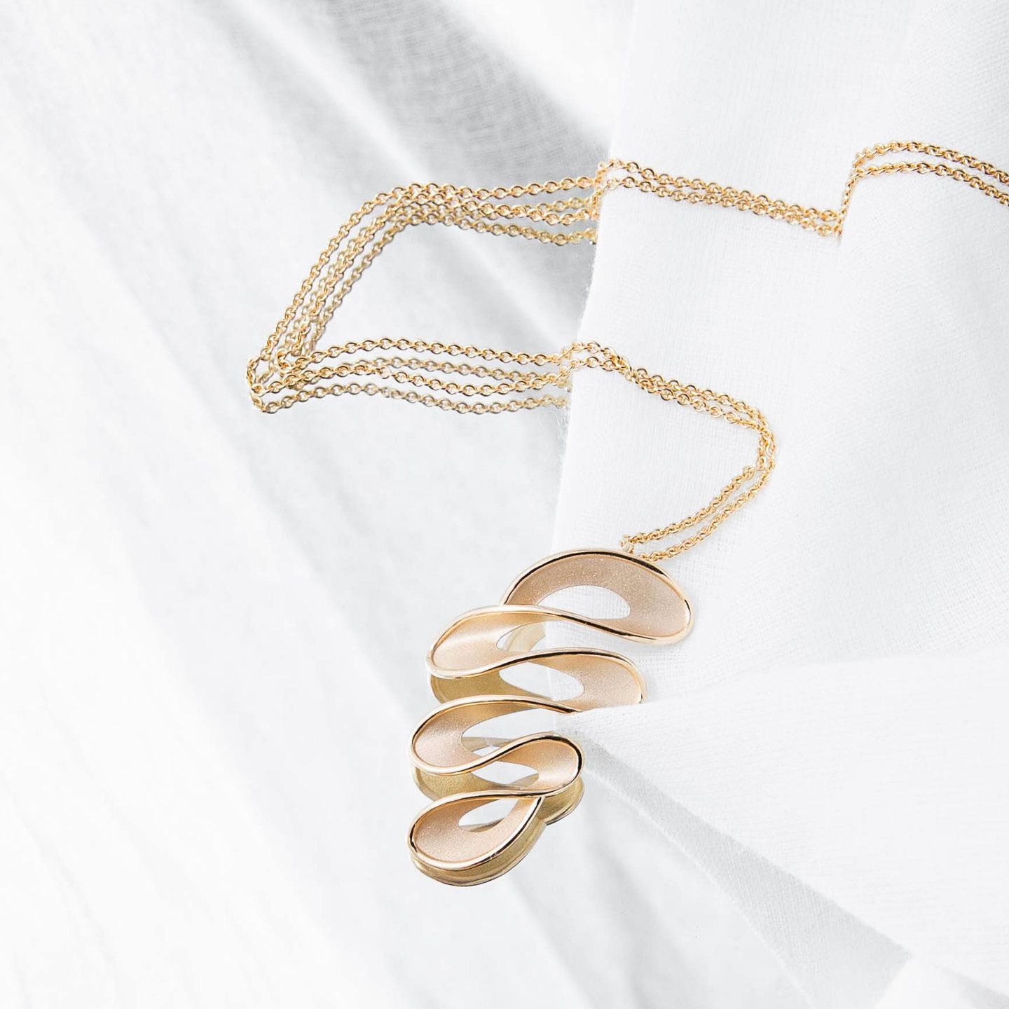 Zarte BOLINA-Halskette aus Gold - zeitlos elegant.