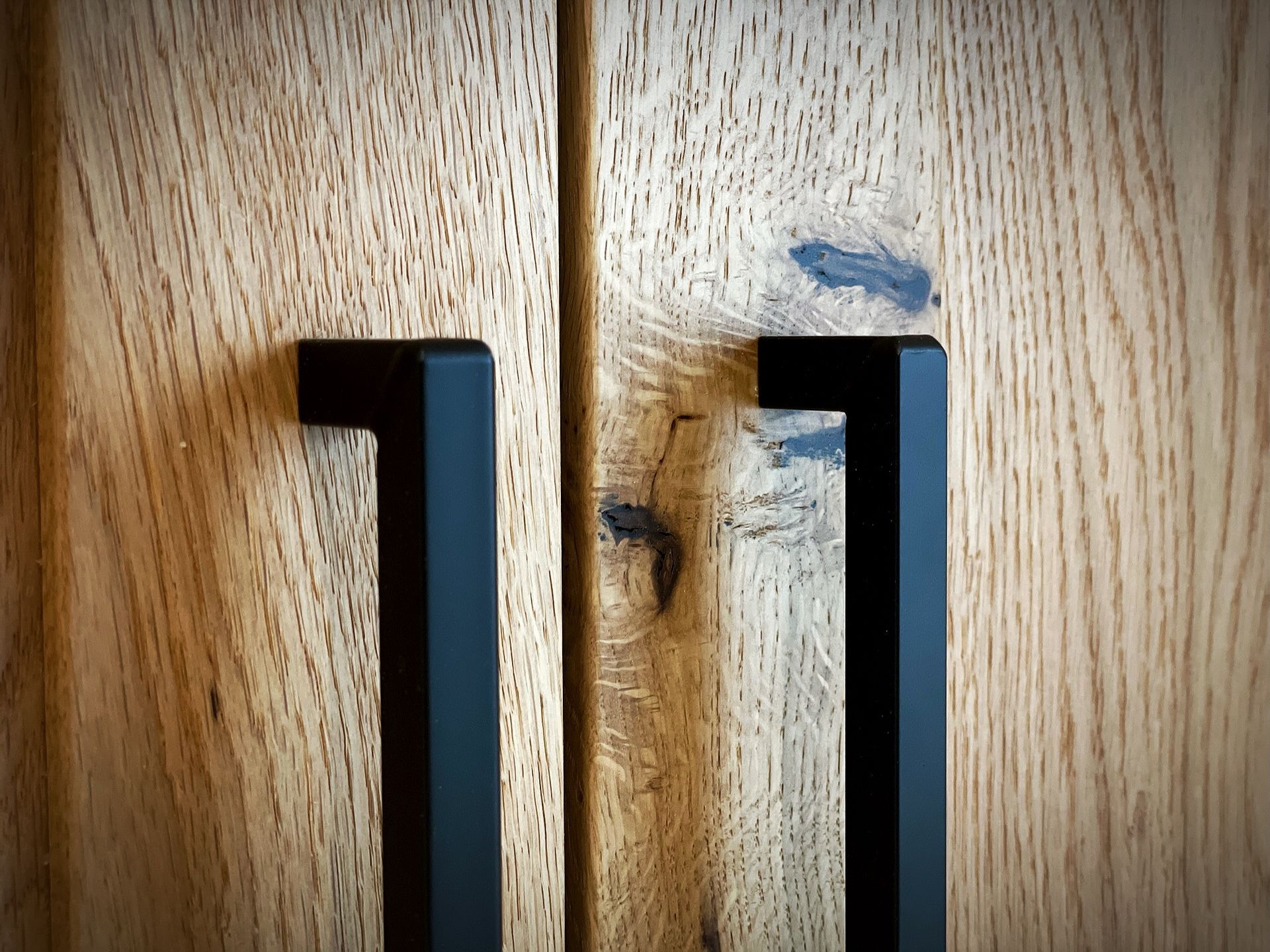 Aufbewahrungsbank aus Holz mit offener grauer Schublade auf gefliestem Boden im Innenbereich