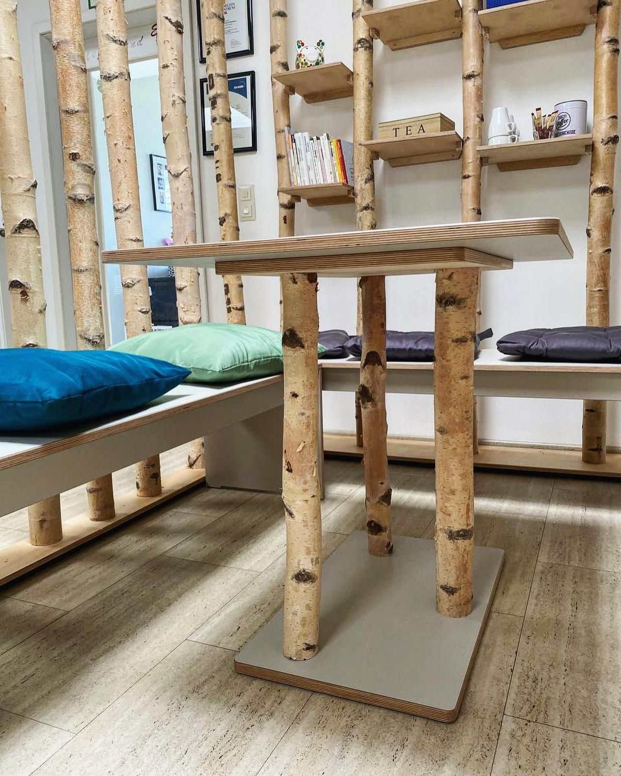 Rustikaler Katzenbaum aus Holz mit Plattformen und Liegeflächen in einem gemütlichen Innenraum