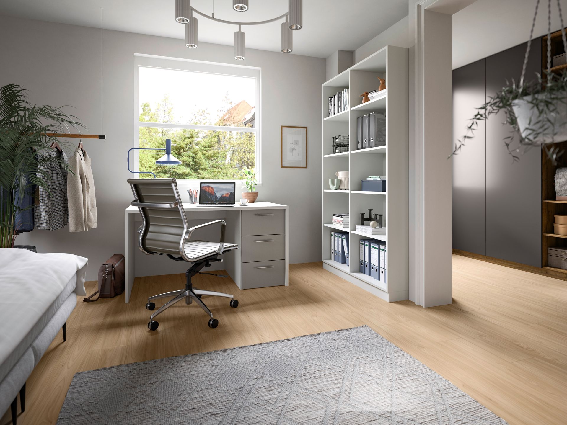 Helles Heimbüro mit Schreibtisch am Fenster, Drehstuhl, Regalen und hellem Holzboden
