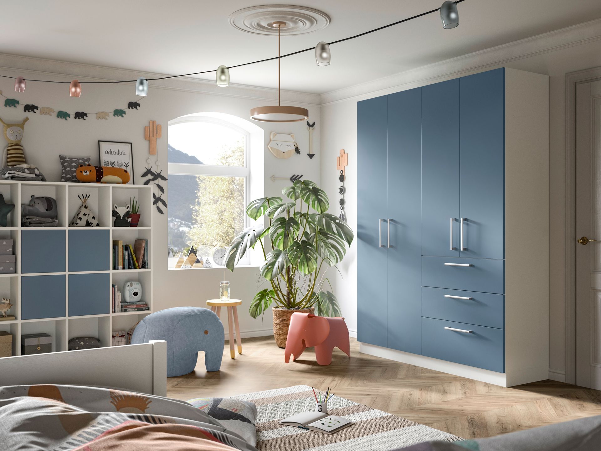 Helles Kinderzimmer mit blauem Kleiderschrank, Regalen, sonnendurchflutetem Fenster und Pflanzen auf einem gemütlichen Teppich.