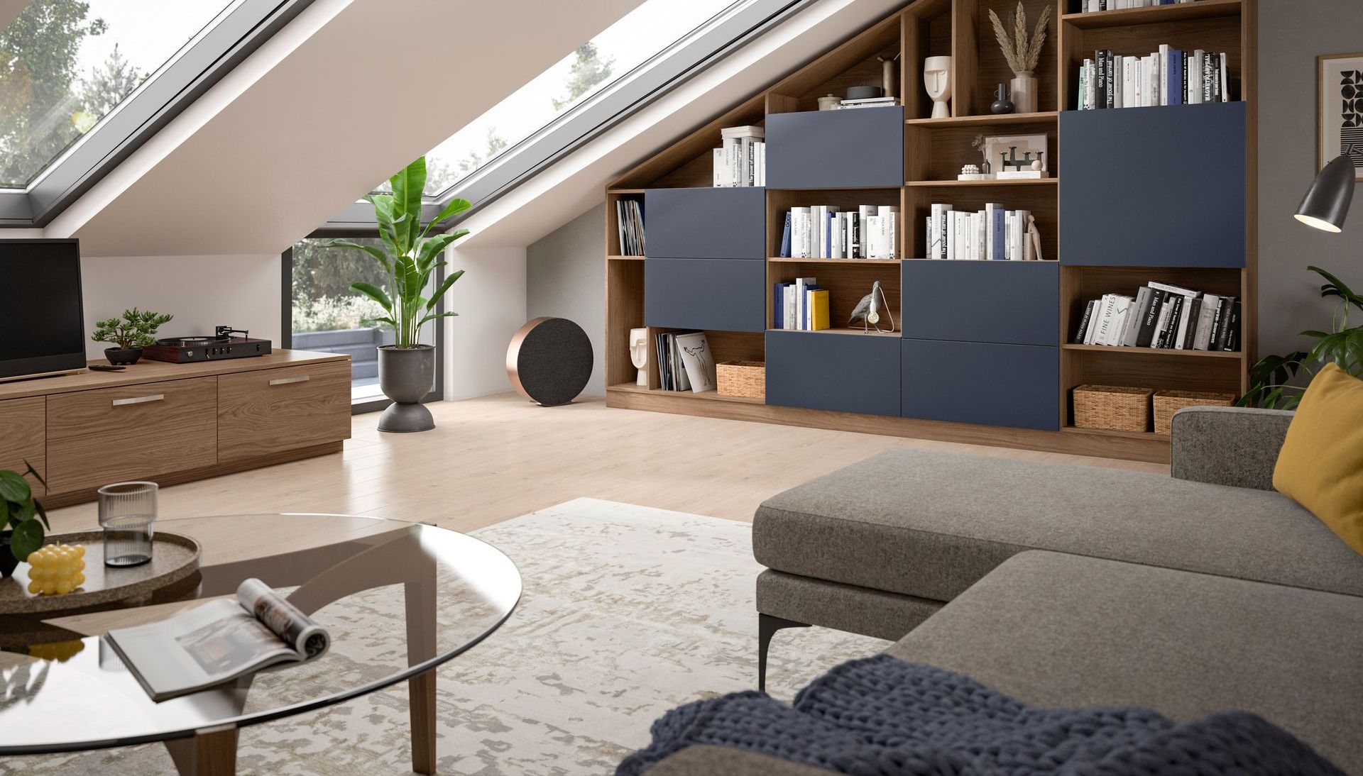 Modernes Dachgeschosswohnzimmer mit grauer Eckcouch, Holzregalen, Pflanzen und Dachfenstern
