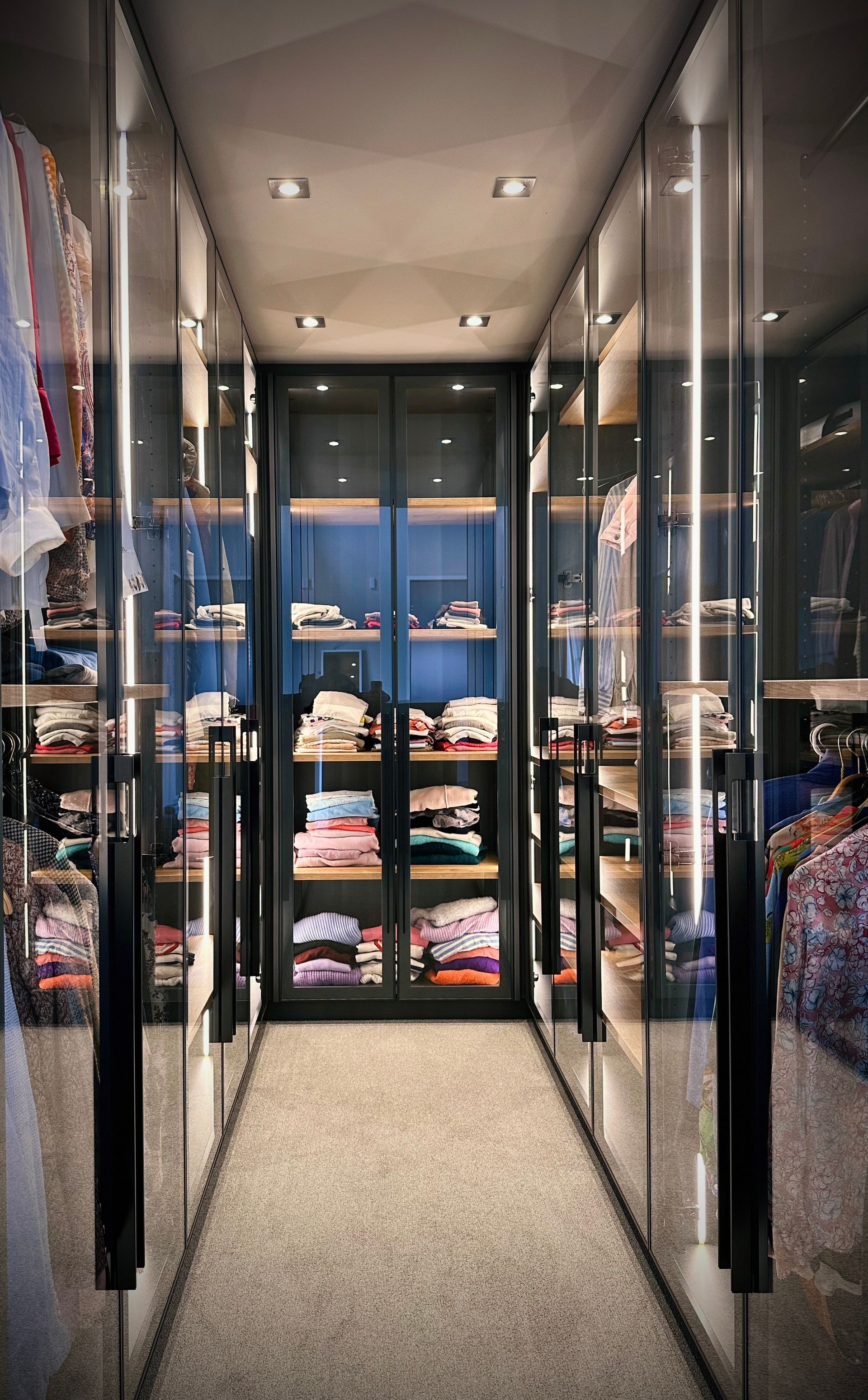 Moderner Badezimmerwaschtisch mit dunklen Schubladen, Holzarbeitsplatte und weißem Waschbecken