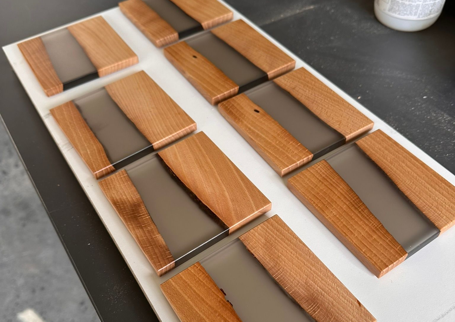 Eine diagonal auf einer weißen Tischplatte liegende Leiter aus Holzlatten mit Metallsprossen.
