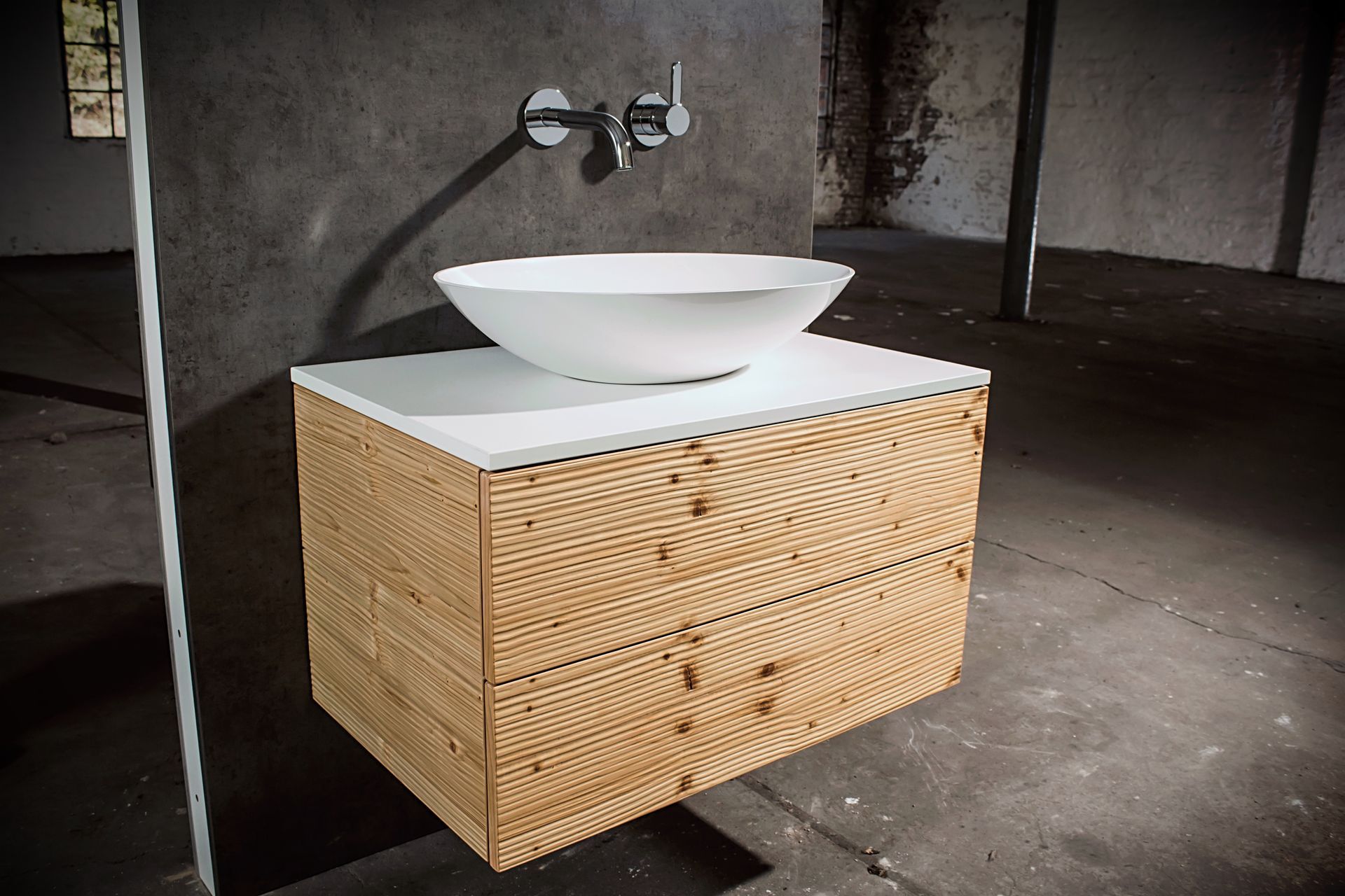 Weißes Aufsatzwaschbecken auf einem Holzwaschtisch in einem unfertigen Badezimmer