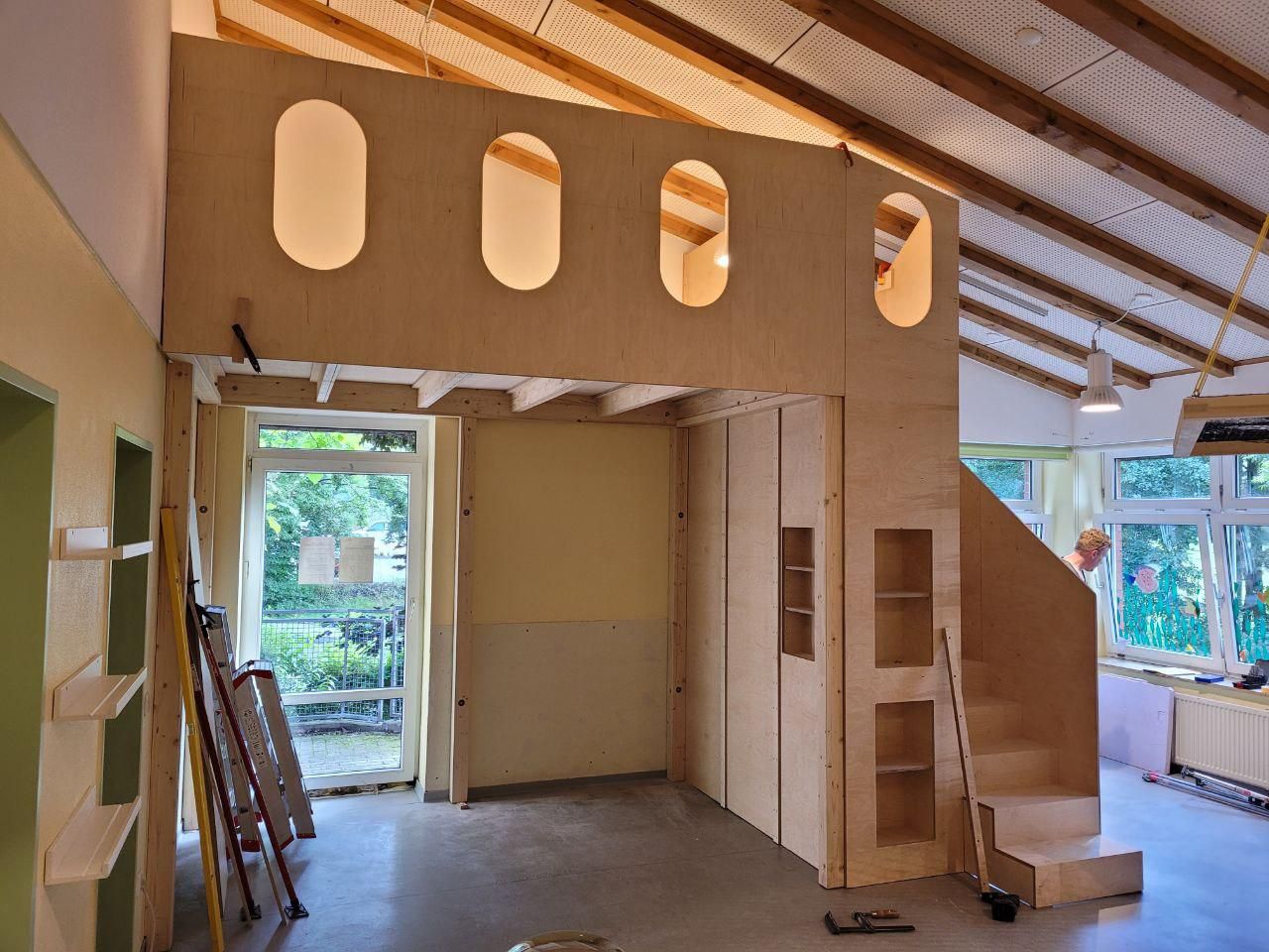 Teilweise ausgebauter Dachboden mit Treppe, Holzrahmenkonstruktion und Dachfenstern