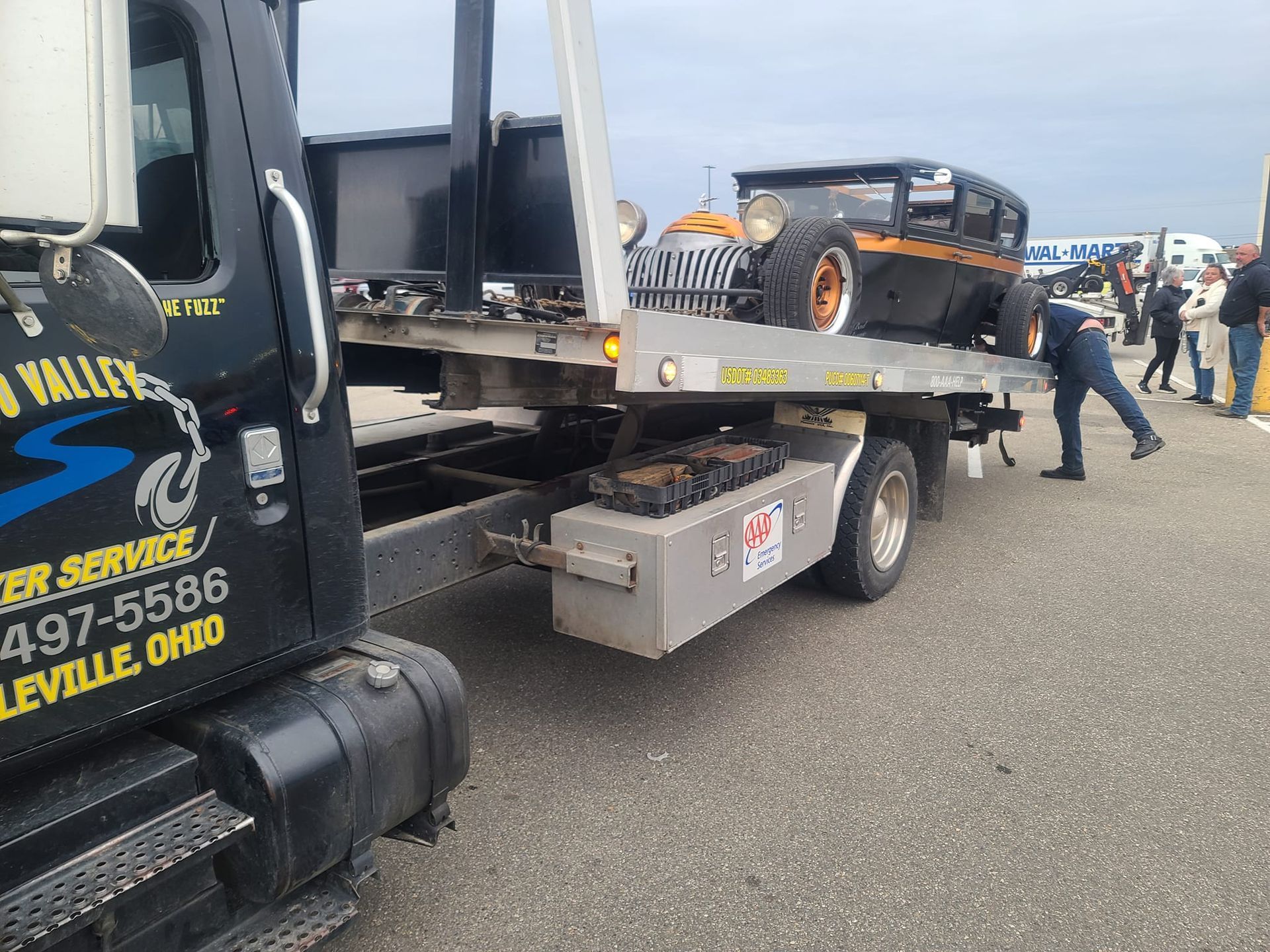 A tow truck with the number 497-5588 on it