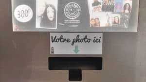 A photo booth with a sign that says `` votre photo ici '' on it.