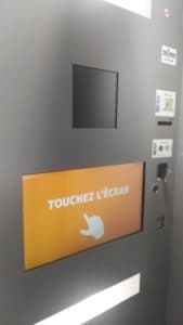 A sign on a wall that says touchez l' ecran