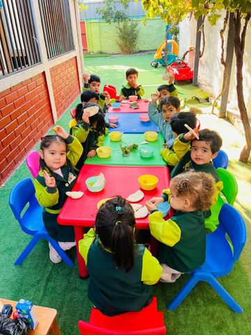 niños en jardín infantil