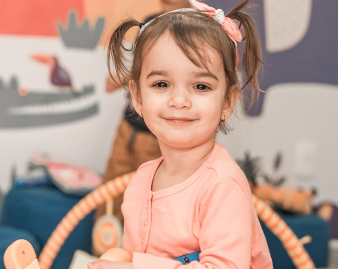 niña sonríe en clases