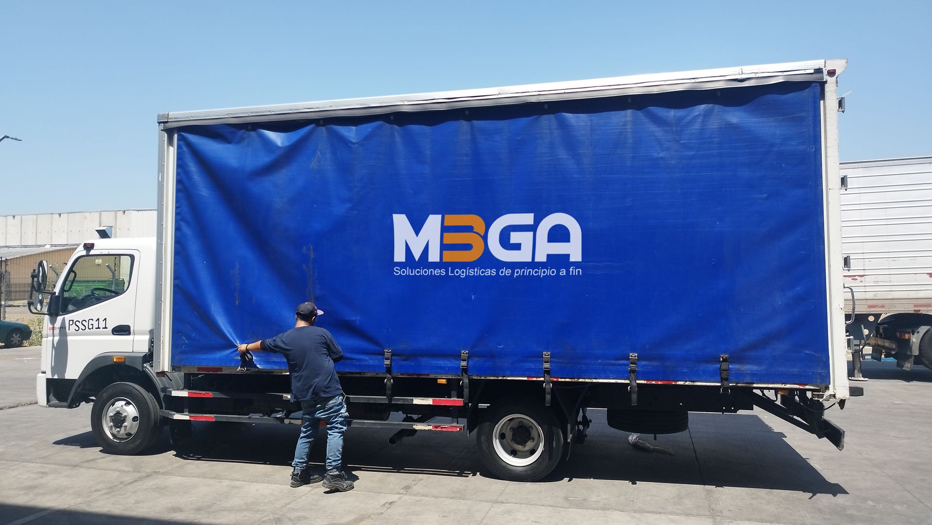 Dos furgonetas blancas están estacionadas una al lado de la otra en un estacionamiento.