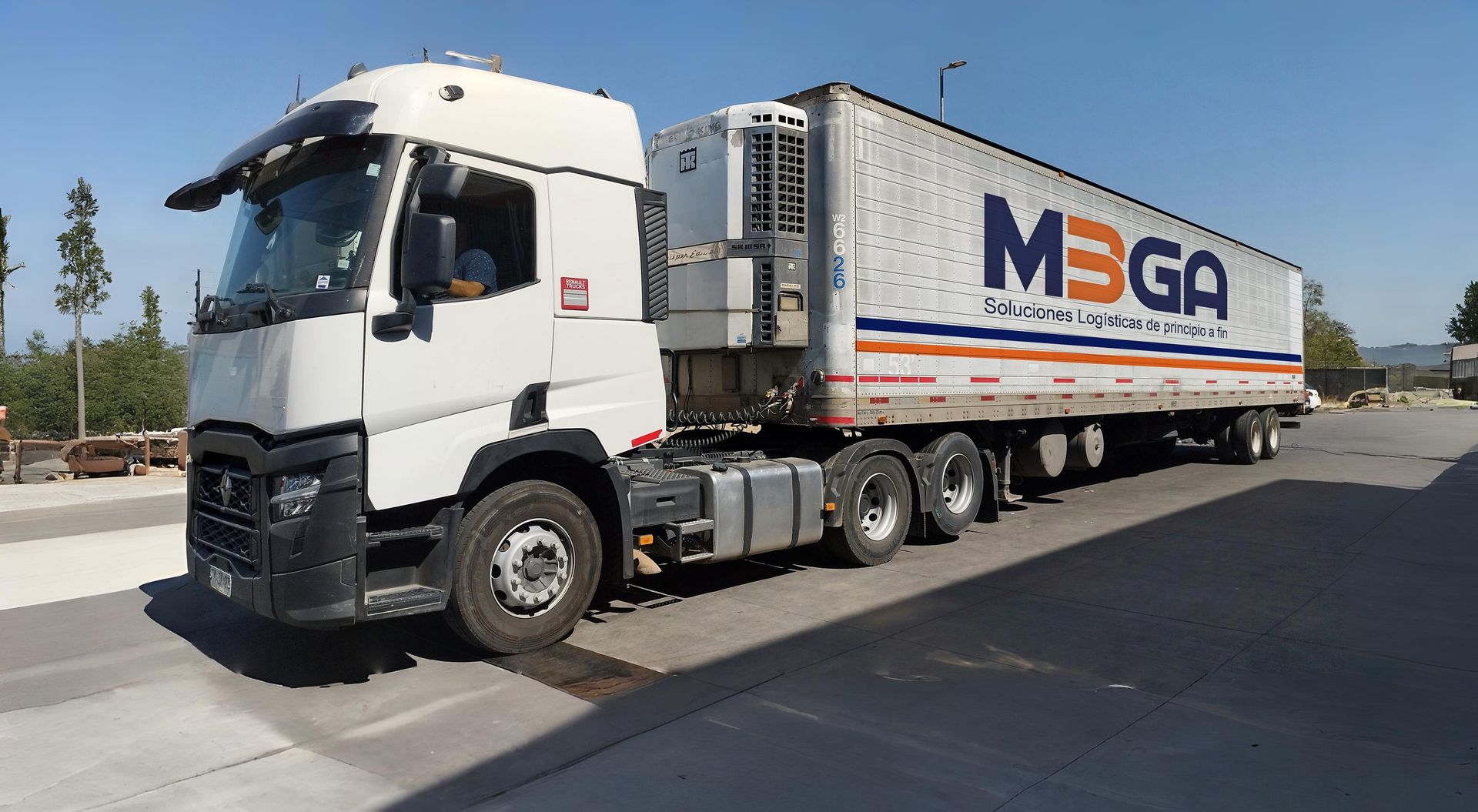 Dos semirremolques blancos están estacionados frente a un almacén.
M3GA LOGISTICA