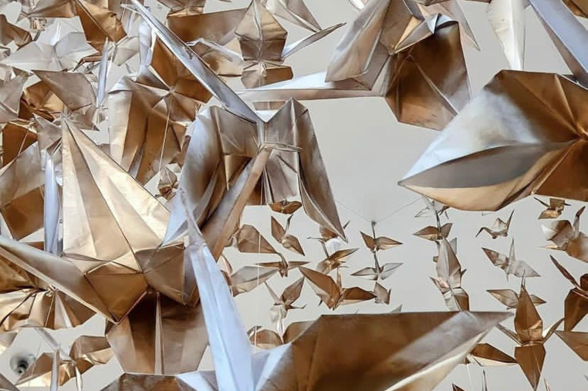 Um bando de pássaros de origami estão voando no ar