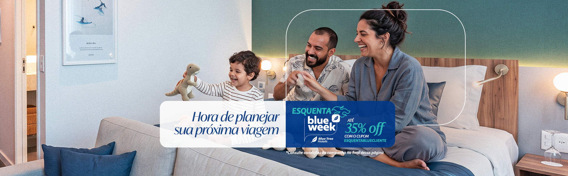 Um grupo de pessoas estão de pé, uma ao lado da outra, sorrindo.