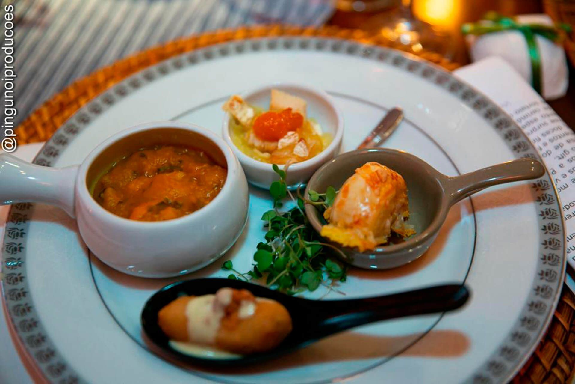 Um prato de comida com colheres e uma tigela de sopa