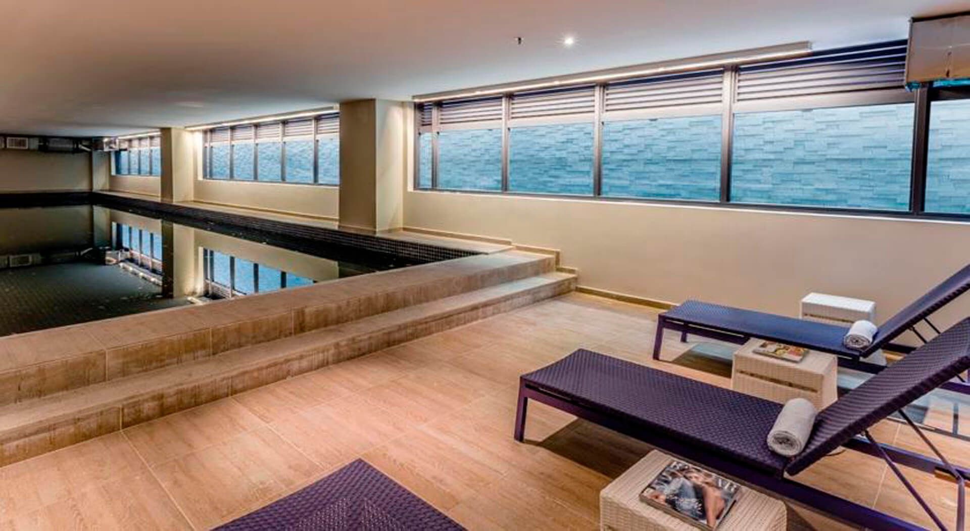 Há uma grande piscina no meio da sala.