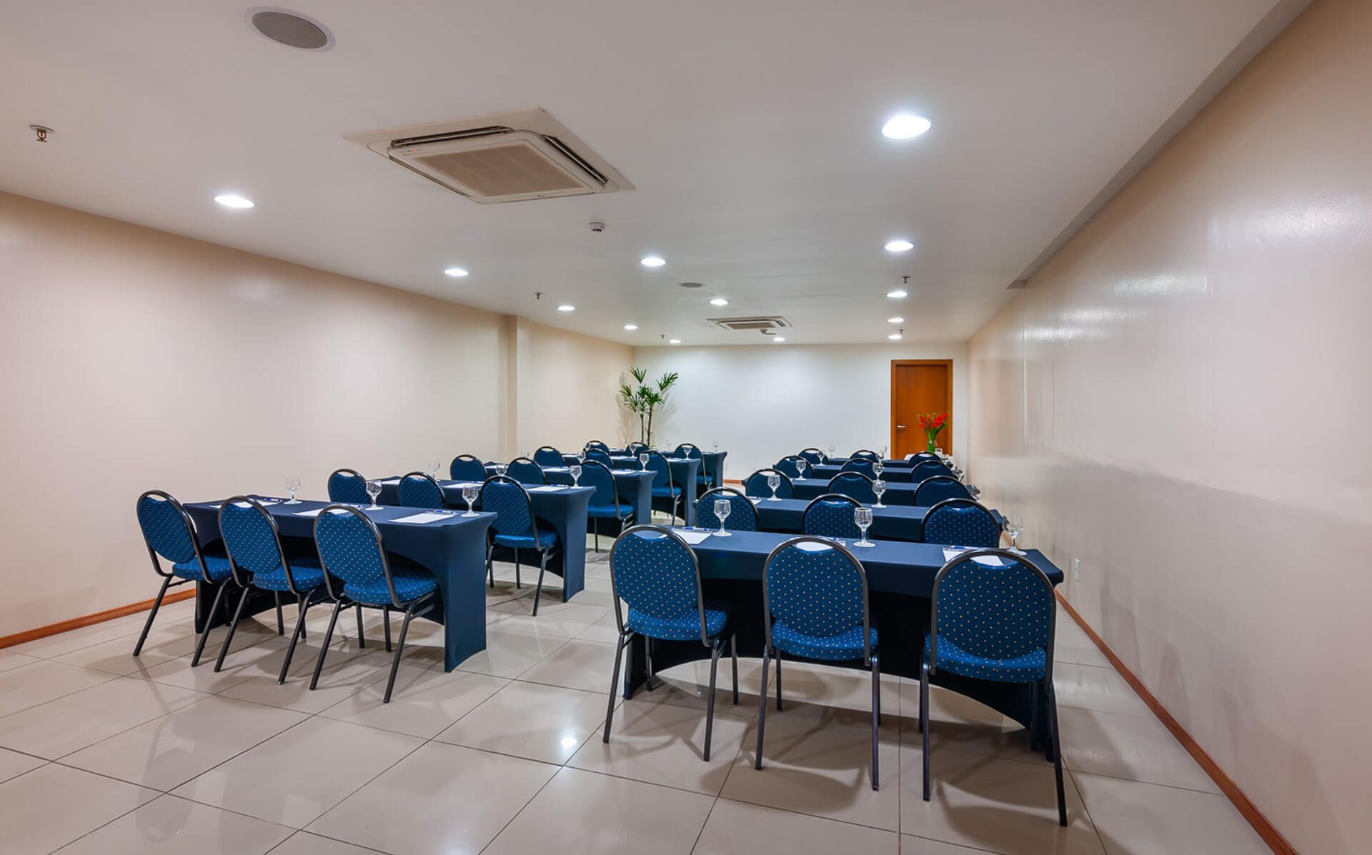 Uma sala de conferências com mesas e cadeiras