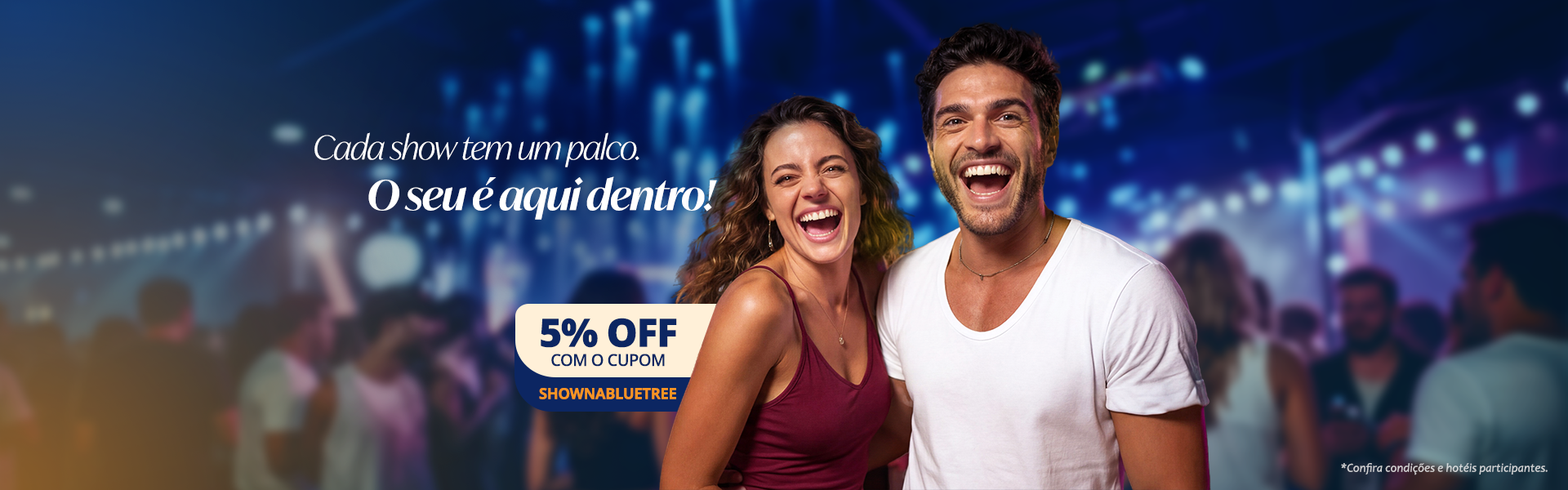 Um grupo de pessoas estão de pé, uma ao lado da outra, sorrindo.