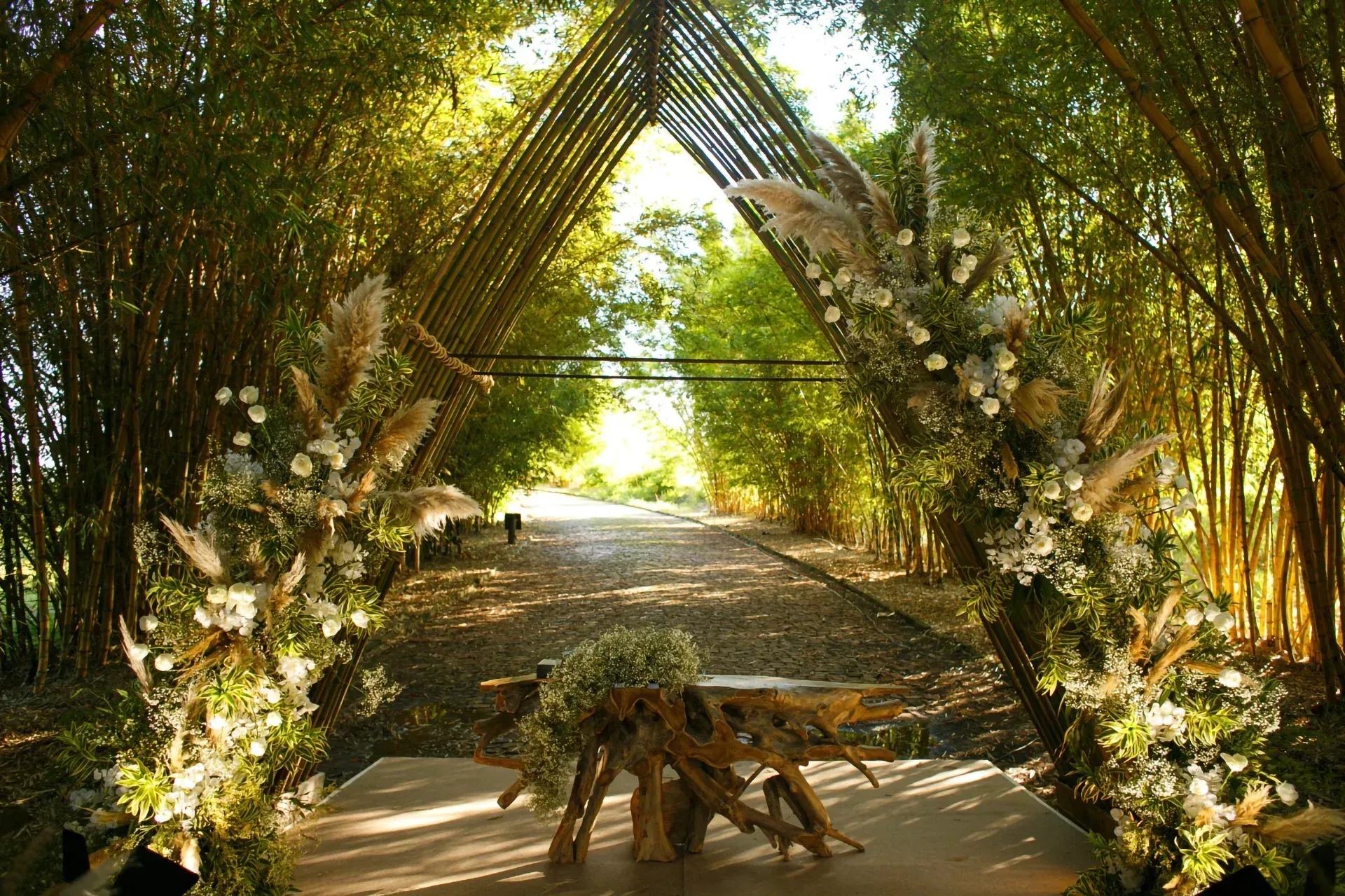 Uma noiva e um noivo estão caminhando pelo corredor em uma cerimônia de casamento.