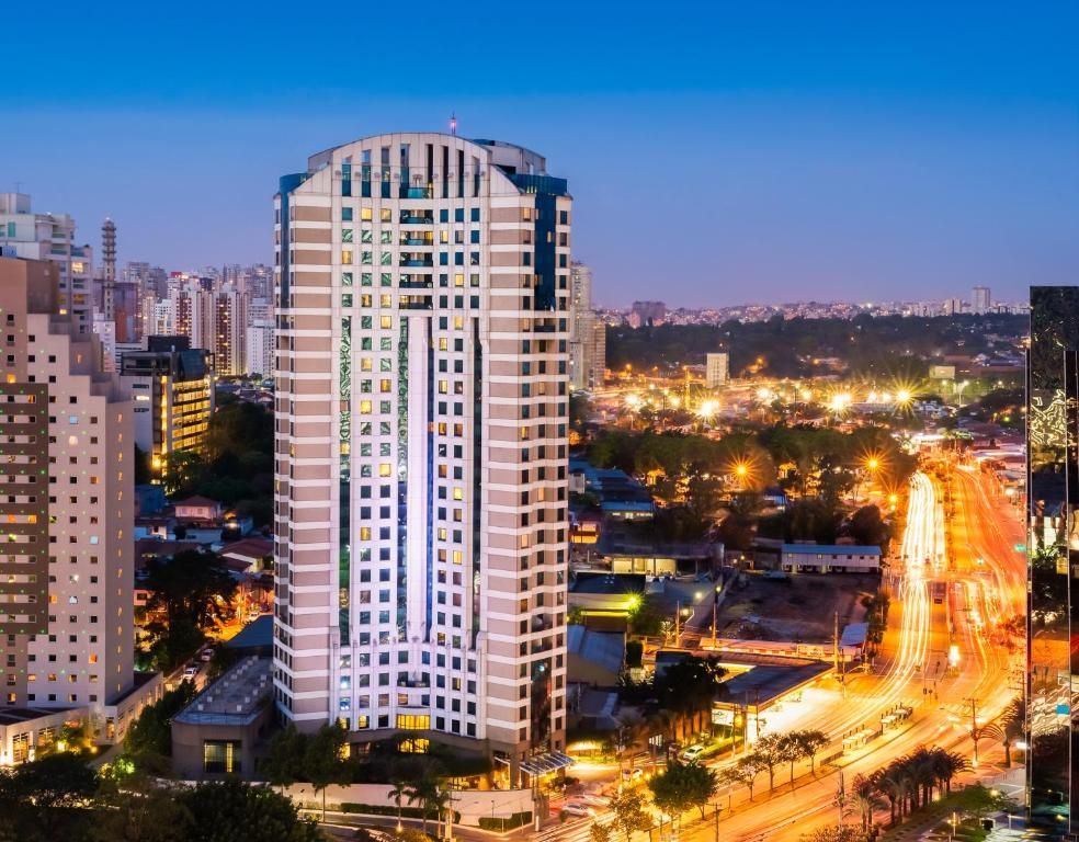 Uma rua vazia com um prédio alto ao fundo