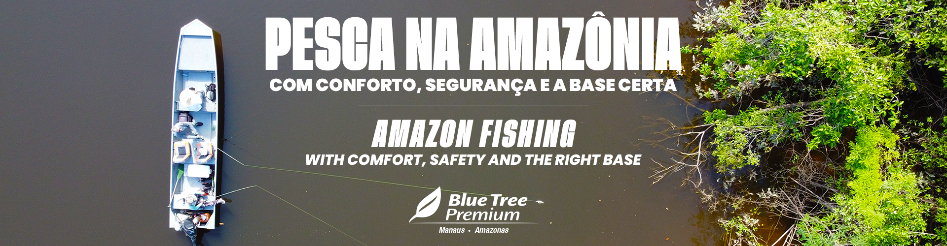 Um grupo de pessoas estão de pé, uma ao lado da outra, sorrindo.