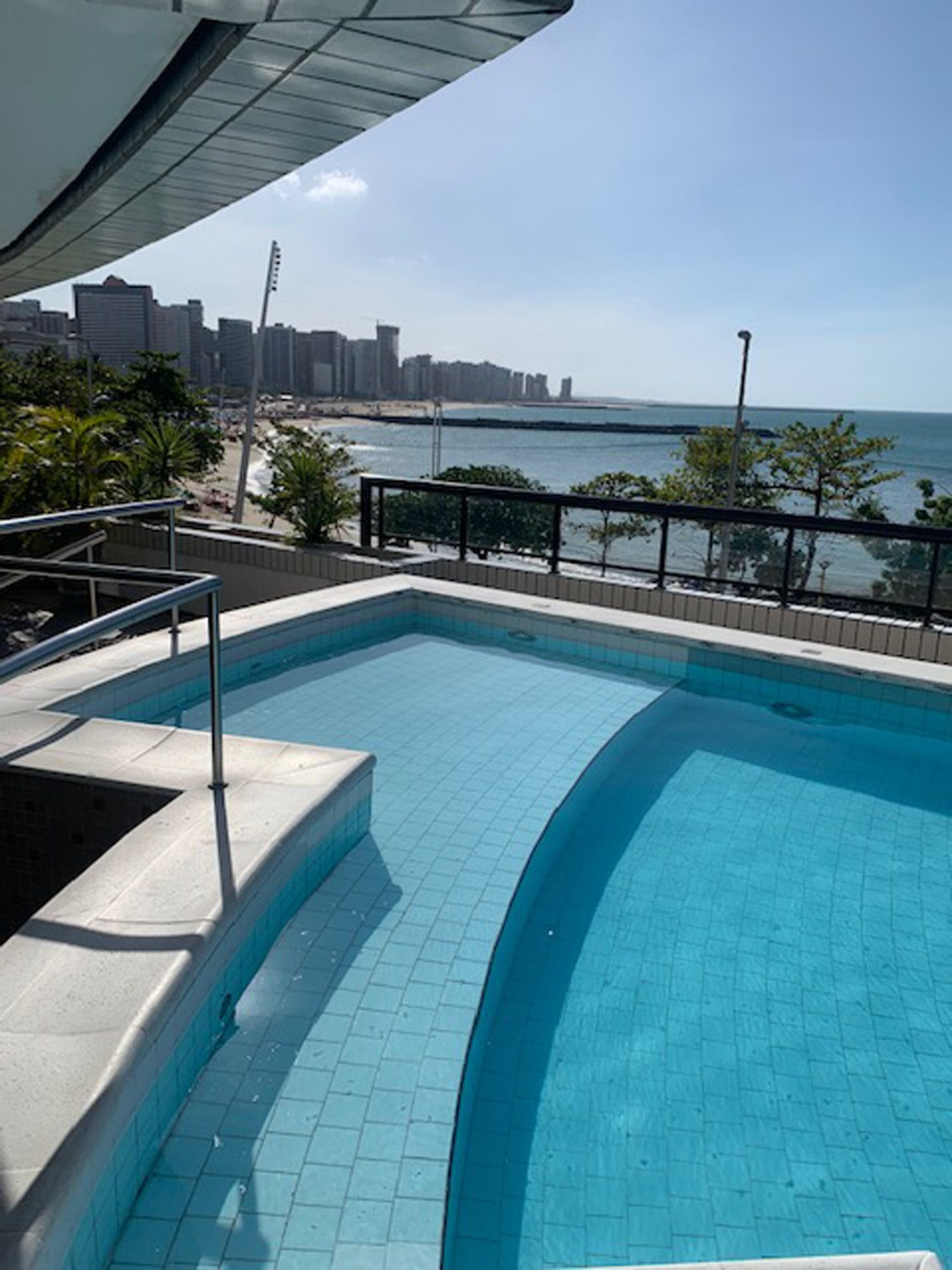Uma grande piscina com vista para o oceano
