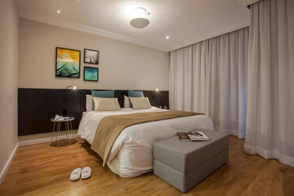 Uma sala grande com mesas e cadeiras.