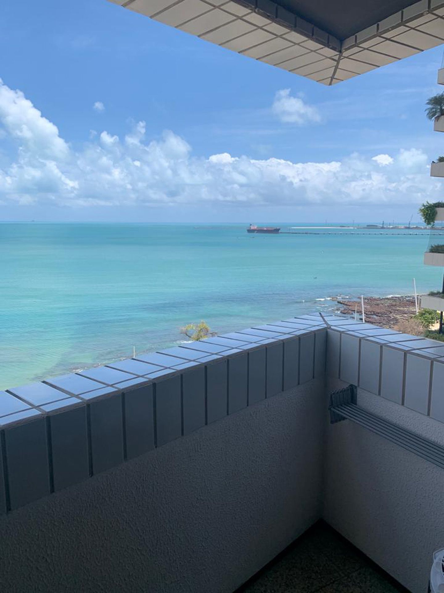 Uma varanda com vista para o oceano
