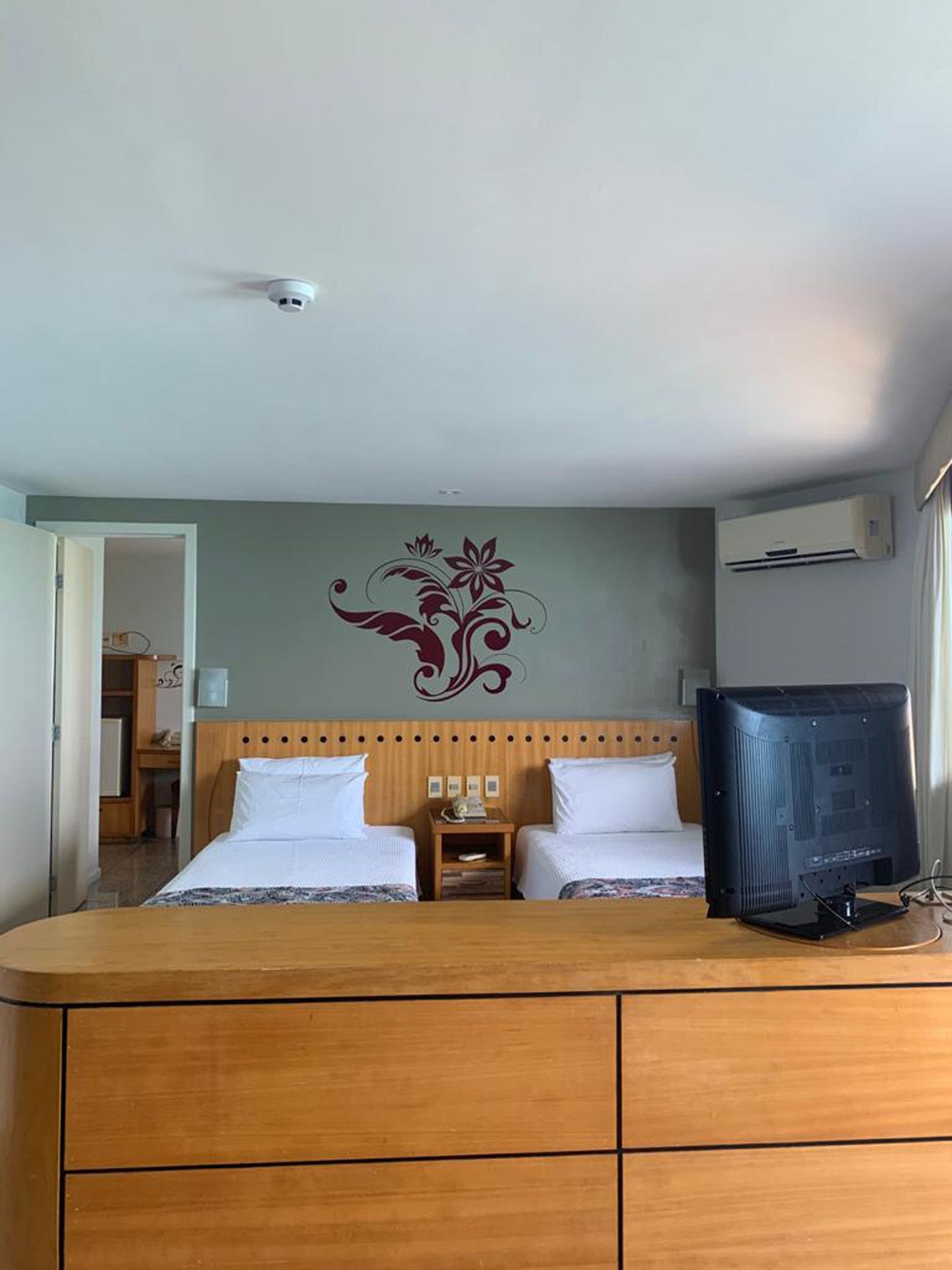 Um quarto de hotel com duas camas e uma televisão