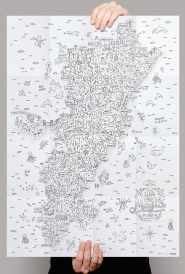 Uma pessoa está segurando um grande mapa do mundo em suas mãos.