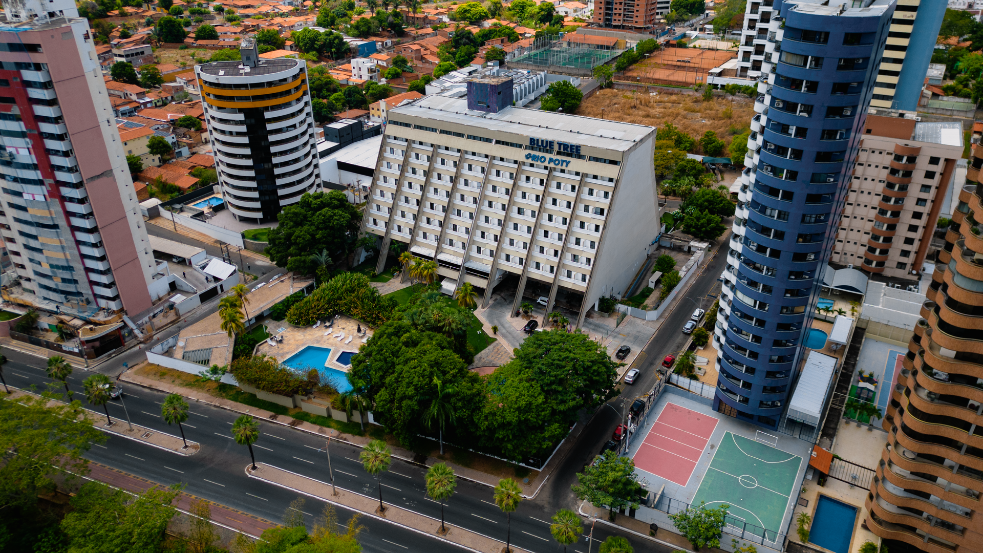 Uma vista aérea de uma cidade com muitos edifícios e árvores.