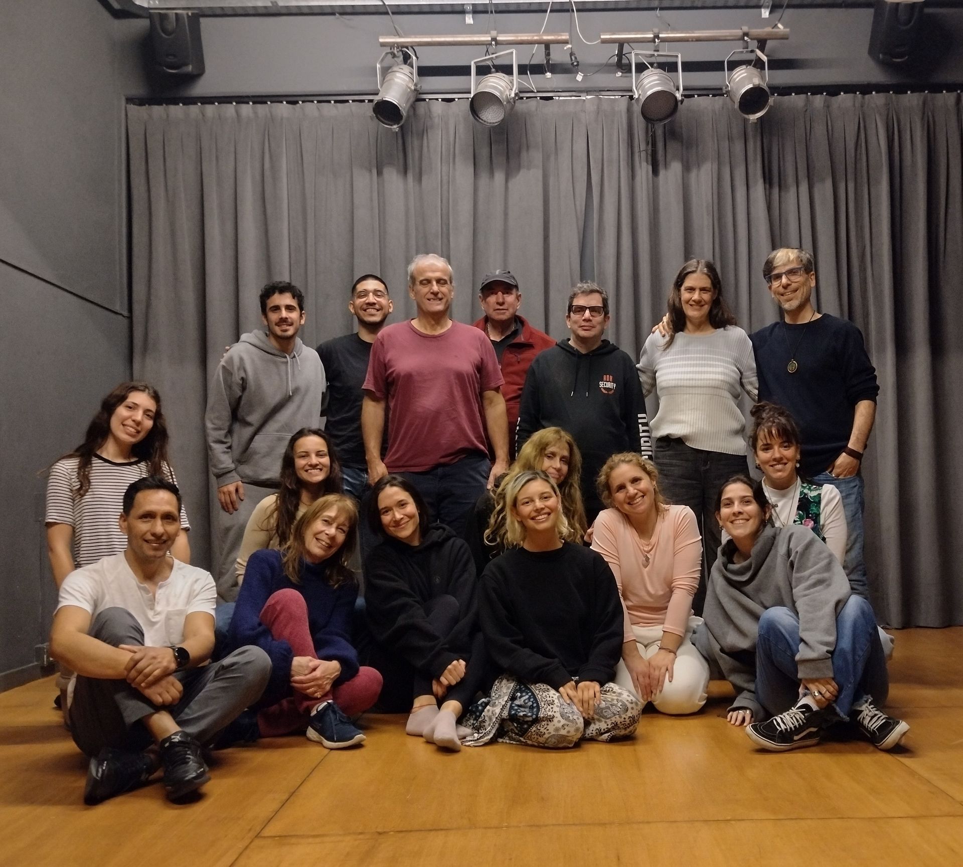 Un grupo de personas posando para una foto en una habitación.