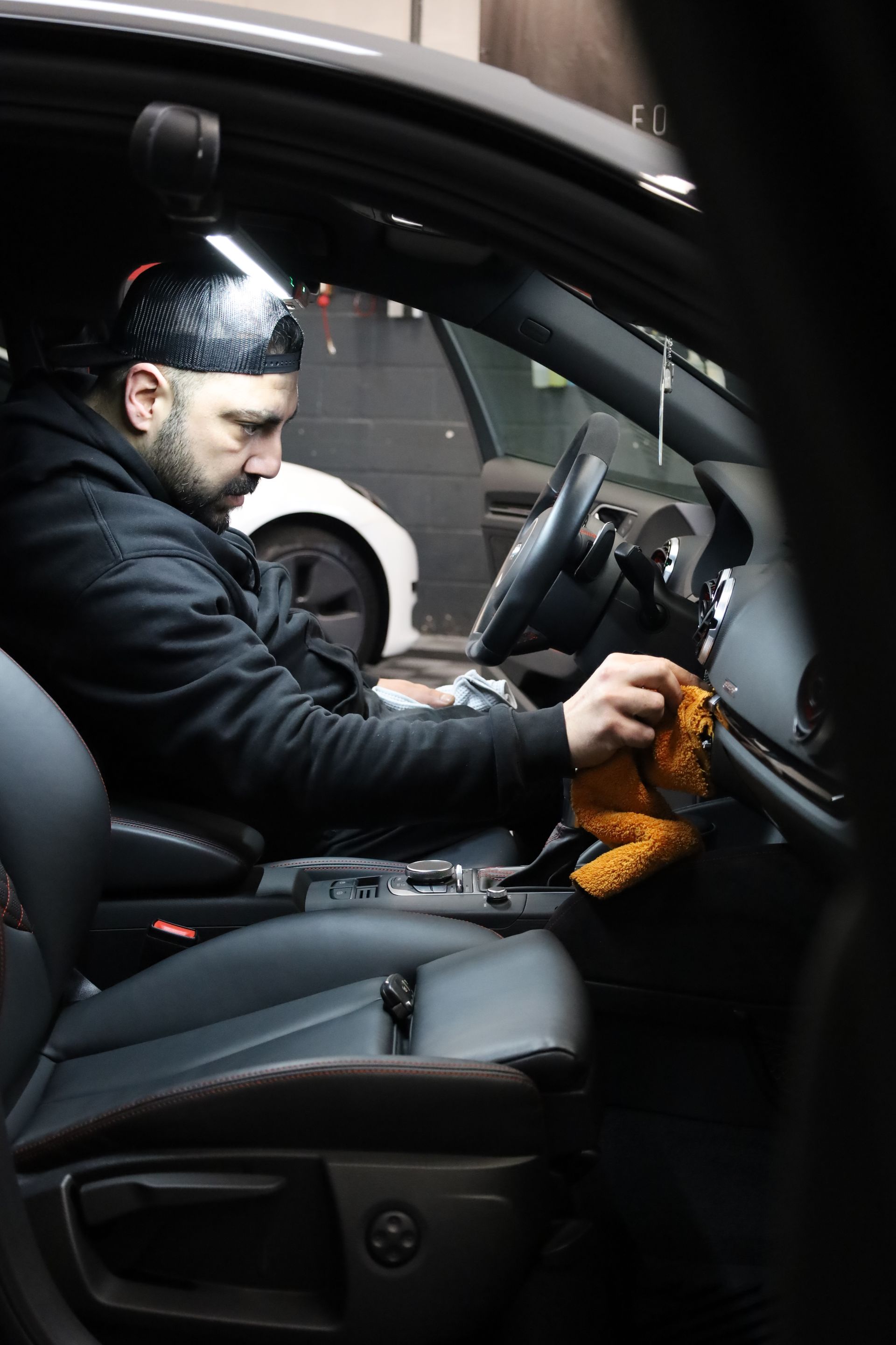 Professionele auto-interieur detailing bij Diamond Detailz in Genk.