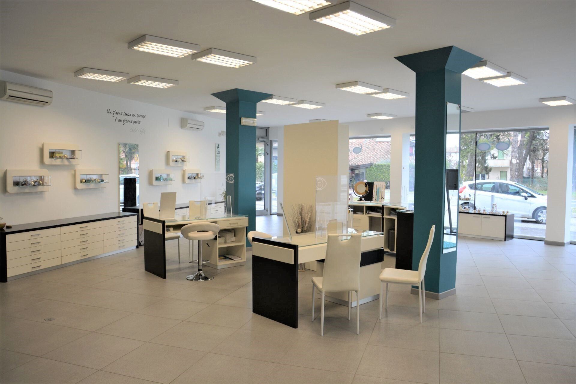 interno negozio di ottica